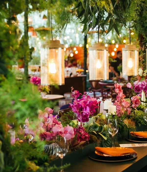 Well decorated venue with greenery and plates.